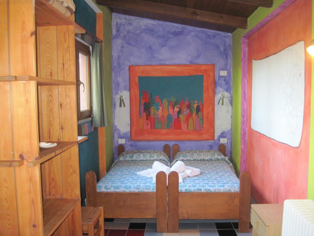Libera Universita Di Alcatraz Hostal Morleschio Habitación foto