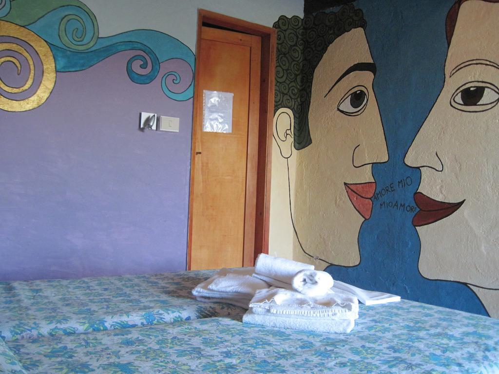 Libera Universita Di Alcatraz Hostal Morleschio Habitación foto