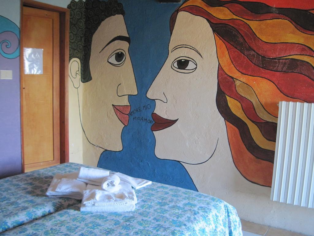 Libera Universita Di Alcatraz Hostal Morleschio Habitación foto